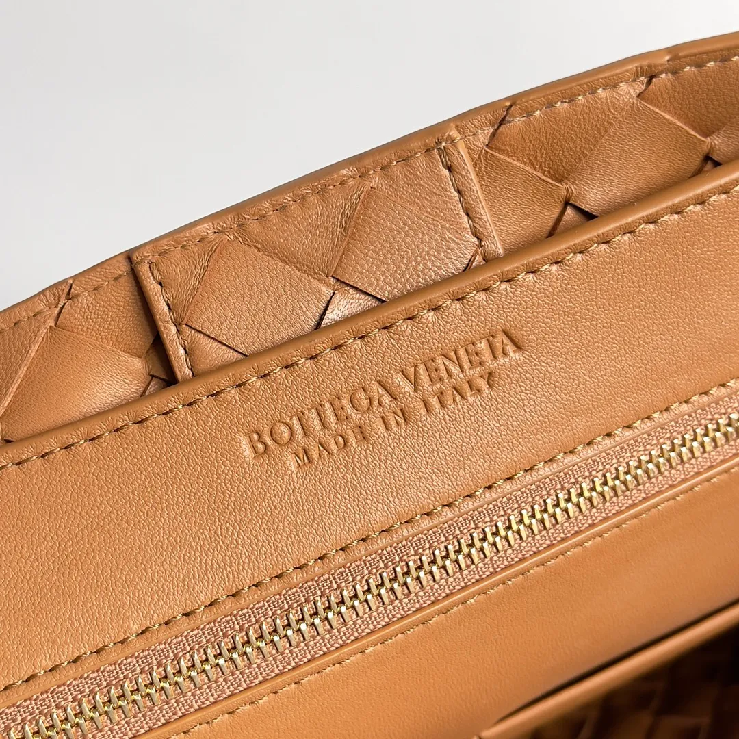 The 2023 new Andiamo batch of 2260 BV has been shipped‼ ️Really popular🔥The new Andiamo woven handbag launched by Bottega Veneta this season is really popular all over the world! ! Celebrities at home and abroad have worn it, and Oscar-winning actress Michelle Yeoh has taken it out on the street. Song Jia, Trai Yara, Yu Feihong, Sanji Ayaka, Rosie Hunting-Whiteley, Yoshioka Riho, etc. have all picked up this bag. It is classic and versatile, showing off its temperament, and the bag capacity is also large, which is very convenient for daily commuting! ! A variety of carrying methods, the shoulder straps can be adjusted by yourself, the original lambskin feels soft and delicate, and the unisex style breaks the gender boundaries and brings a more practical and long-lasting use experience. Andiamo, which has both elegant and casual styles, perfectly interprets the true appearance of "fashionable old money style". Style number: 743572 Size: 32*24*12